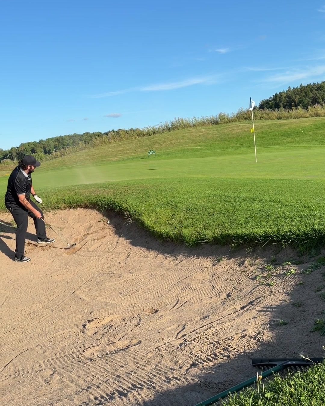 Simon playing out of a bunker